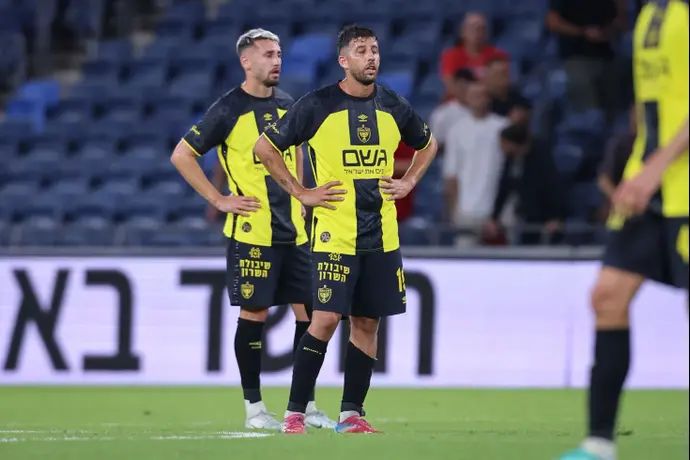 דור מיכה לצד עומר אצילי, שחקני בית"ר ירושלים