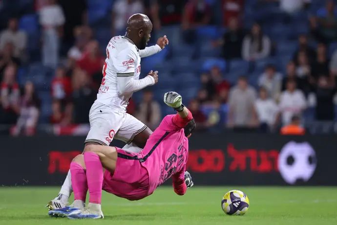 ג'בון איסט מול מיגל סילבה, הפועל חיפה נגד בית