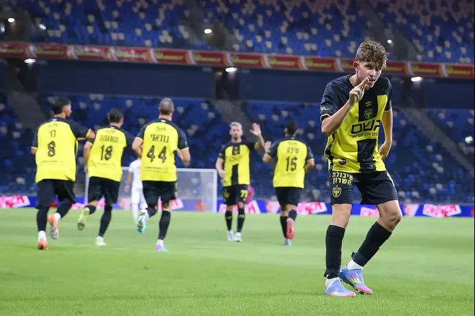 עדי יונה חוגג שער לזכות בית"ר ירושלים