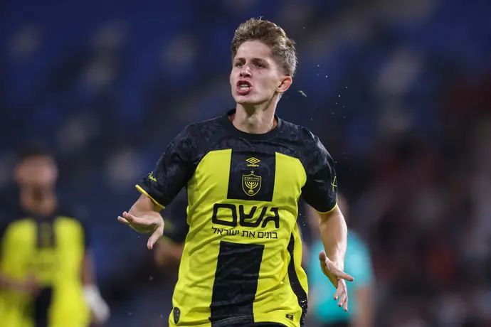 עדי יונה חוגג את השער לזכות בית"ר ירושלים