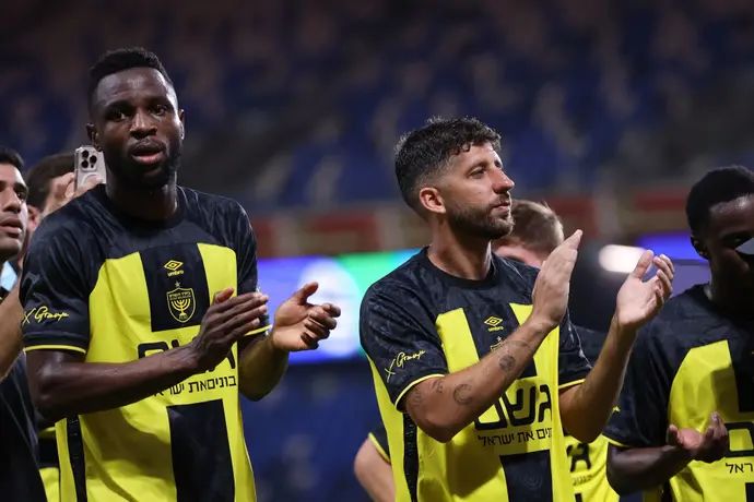 דור מיכה, קאלו ושחקני בית"ר ירושלים חוגגים את הניצחון בחיפה