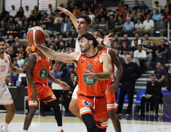 שחקן מכבי ראשון לציון ג'יי ג'יי קפלן מול שחקן הפועל תל אביב איתי שגב