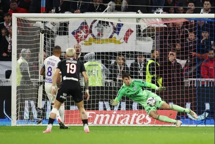 מייק פנדרס שוער שטרסבורג עוצר פנדל של קורנטן טוליסו שחקן ליון