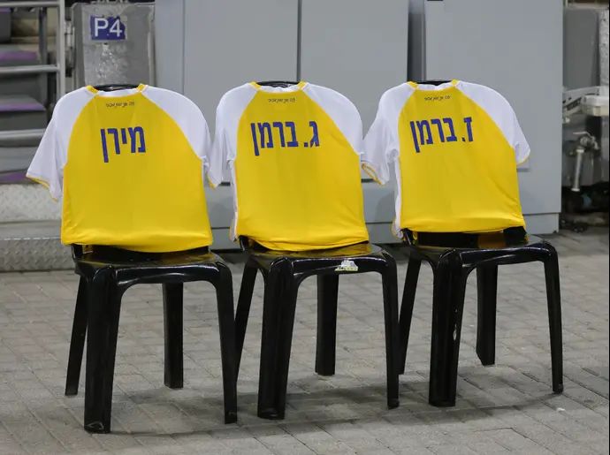 חולצות מכבי תל אביב לחטופים גלי ברמן, זיו ברמן, עומרי מירן