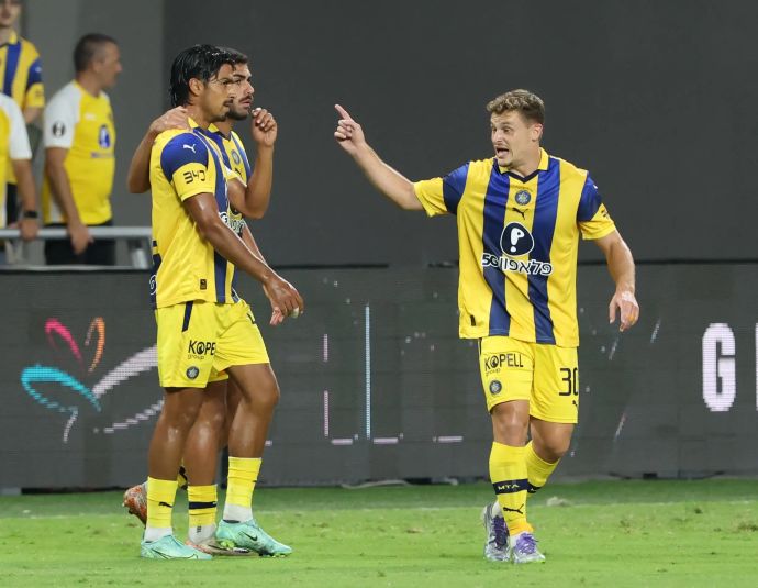 איתמר נוי, רז שלמה, דור פרץ שחקני מכבי תל אביב חוגגים