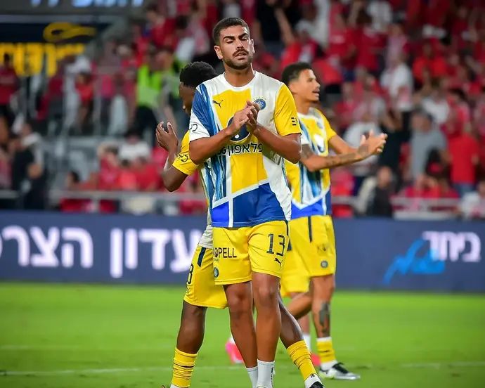 רז שלמה שחקן מכבי תל אביב בחימום