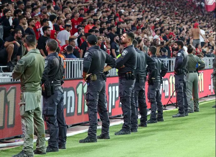 שוטרים מול יציע אוהדי הפועל תל אביב