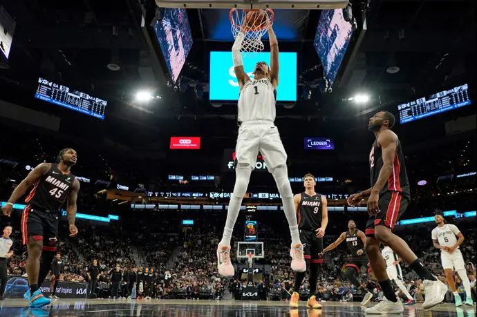 שחקן סן אנטוניו ספרס ויקטור וומבניאמה