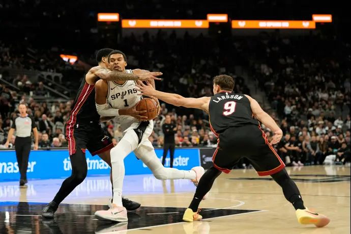 שחקן סן אנטוניו ספרס ויקטור וומבניאמה