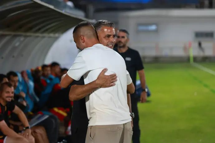 מאמן הפועל חיפה גל אראל מחבק את חיים סילבס במשחק מול מ.ס. אשדוד