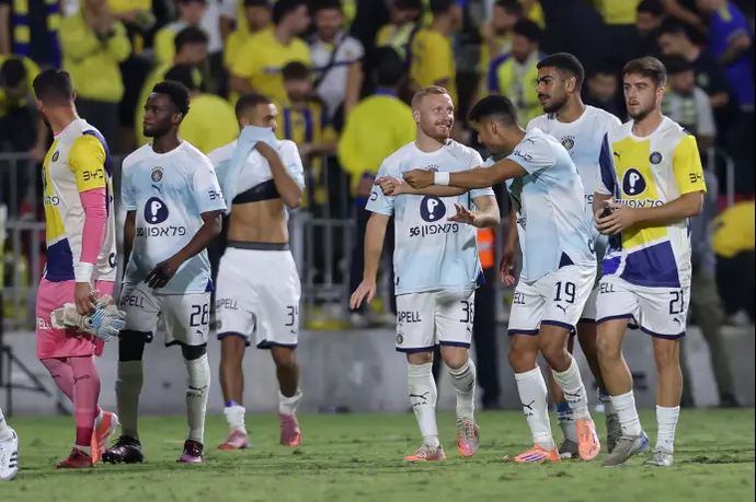 שחקני מכבי תל אביב חוגגים