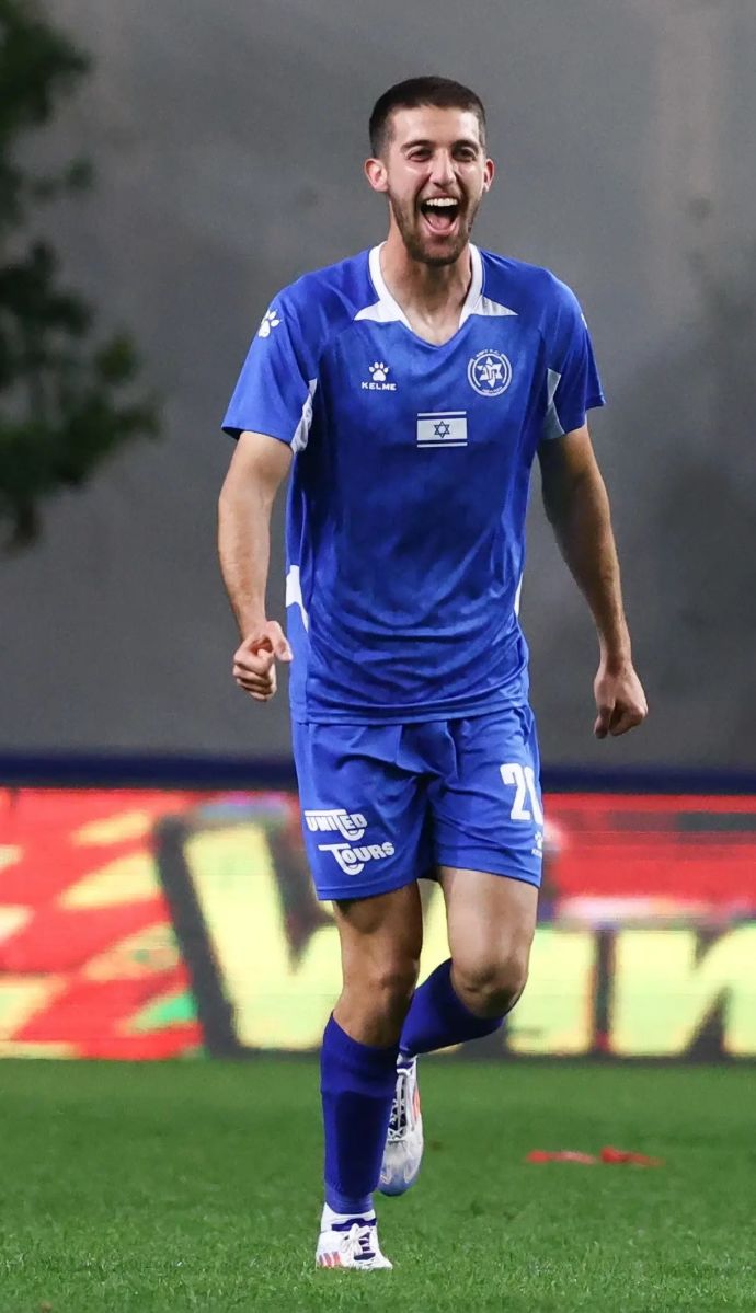 עידו כהן שחקן מכבי פתח תקוה חוגג שער