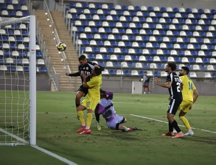 אחמד חלאיילה שחקן הפועל חדרה נוגח לרשת מכבי הרצליה