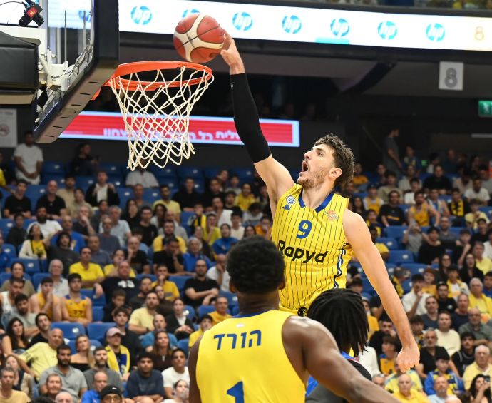 שחקן מכבי תל אביב רומן סורקין