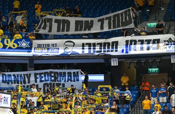 אוהדי מכבי תל אביב מוחים נגד דני פדרמן