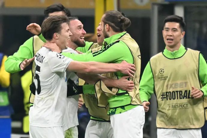 עופרי ארד חוגג עם שחקני קייראט אלמטי