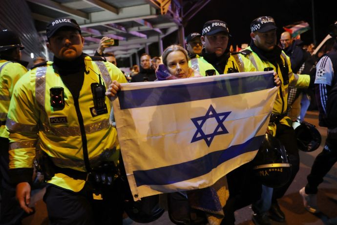 אוהדת עם דגל ישראל מורחקת מאזור וילה פארק לפני המשחק של מכבי תל אביב נגד אסטון וילה