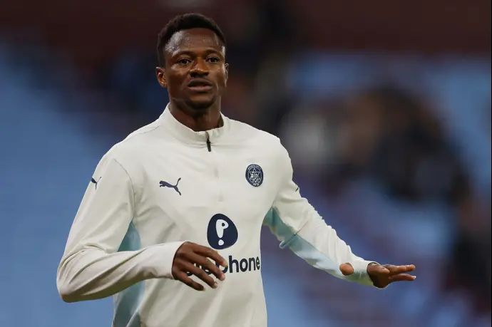 מוחמד עלי קמארה שחקן מכבי תל אביב בחימום