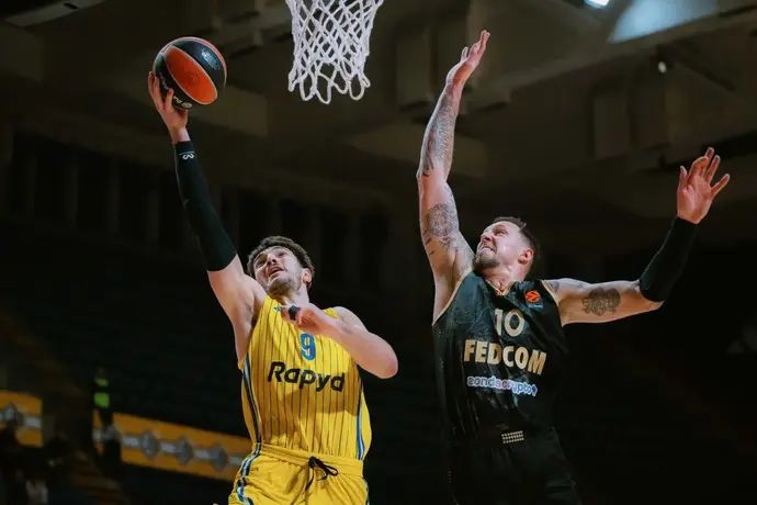 שחקן מכבי תל אביב, רומן סורקין, מול שחקן מונאקו, דניאל תייס