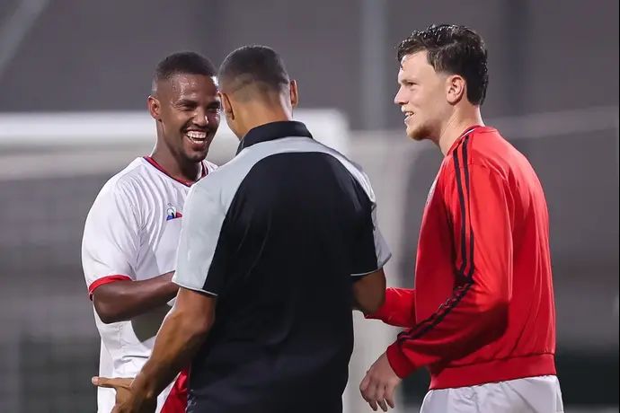 שחקני הפועל נוף הגליל חוגגים עם מתנאל טדסה