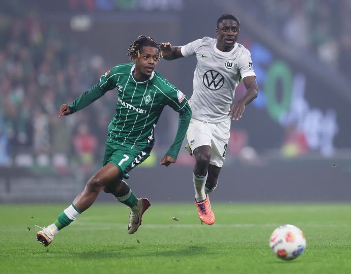 סמואל אמבנגולה שחקן ורדר ברמן לפני סאול קומבדי שחקן וולפסבורג