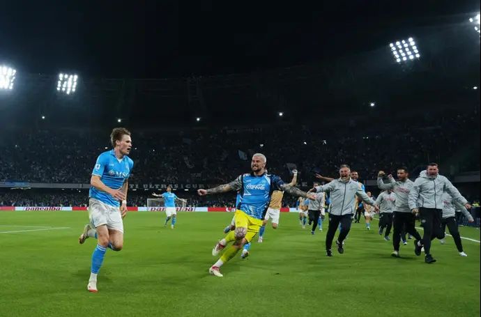 שחקני נאפולי חוגגים עם סקוט מקטומיניי