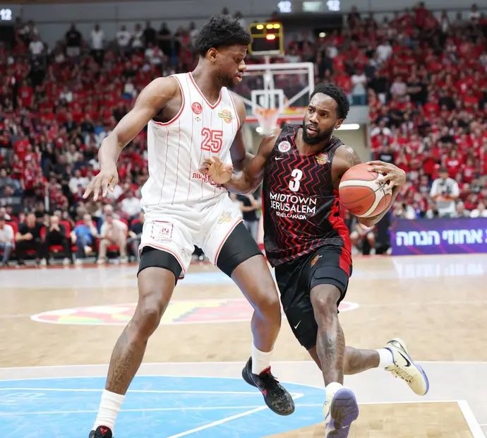 שחקן הפועל ירושלים, קאדין קרינגטון, מול שחקן הפועל תל אביב דן אוטורו