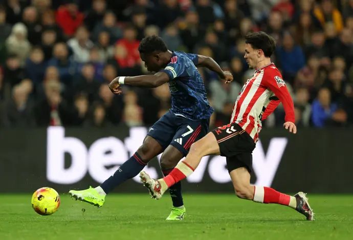 בוקאיו סאקה כובש לזכות ארסנל מול סנדרלנד