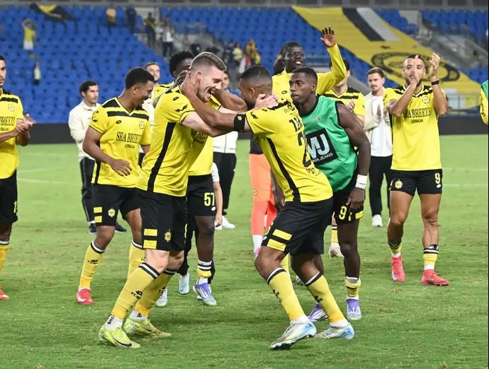 שחקני מכבי נתניה חוגגים