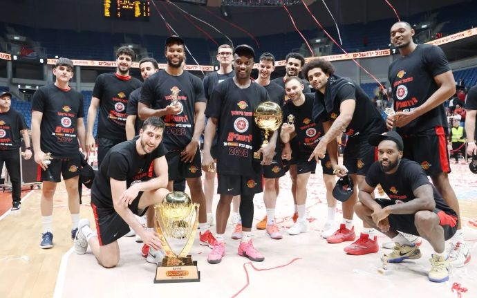יובל זוסמן לצד קאדין קרינגטון ושחקני הפועל ירושלים אחרי הזכייה בגביע ווינר