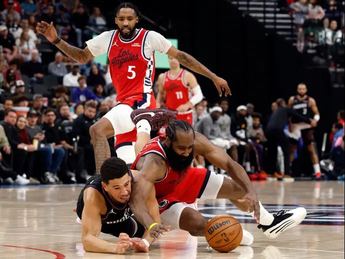 דווין בוקר מול ג'יימס הארדן, במשחק של פיניקס סאנס מול הקליפרס