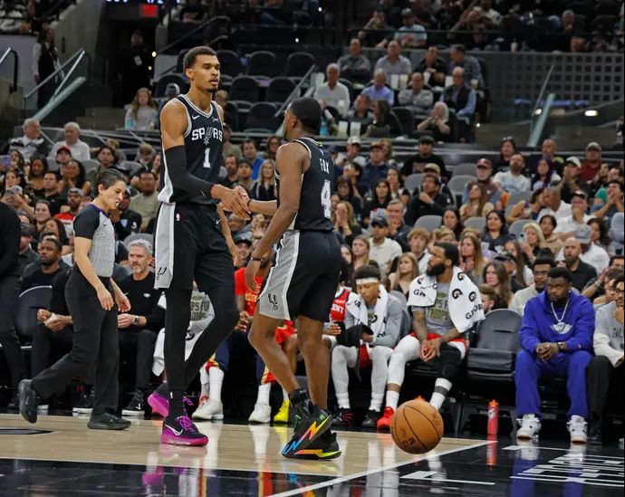 דיארון פוקס לצד ויקטור וומבניאמה, סן אנטוניו ספרס