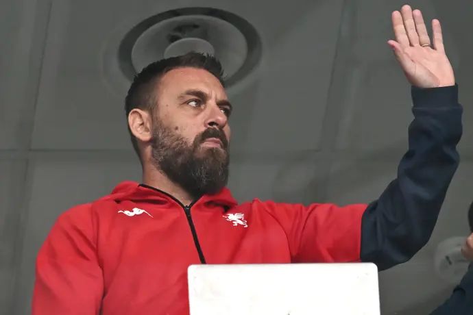 דניאלה דה רוסי מאמן גנואה ביציע