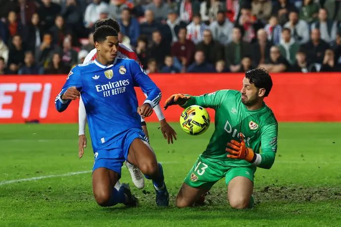 אוגוסטו בטאז'ה שוער ראיו וייקאנו מול ג'וד בלינגהאם שחקן ריאל מדריד