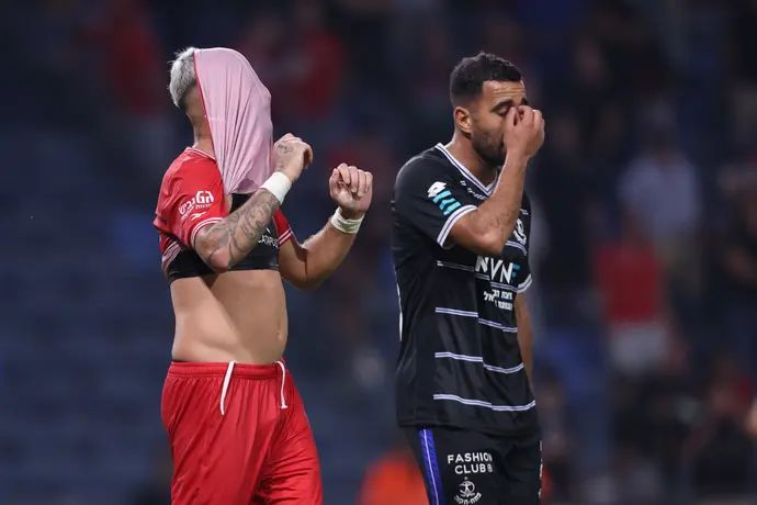 עידן כהן שחקן הפועל פתח תקוה לצד רותם חטואל שחקן הפועל חיפה