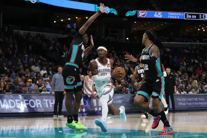 ג'ה מוראנט מביט על שיי גילג'ס אלכסנדר, כוכב אוקלהומה סיטי ת'אנדר