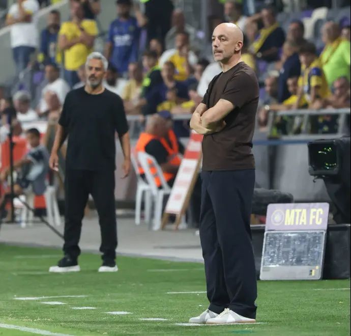 מאמן מכבי תל אביב ז'ארקו לאזטיץ' על רקע ברק יצחקי במהלך ה-6:2 מול בית