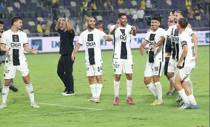 שחקני בית"ר ירושלים חוגגים