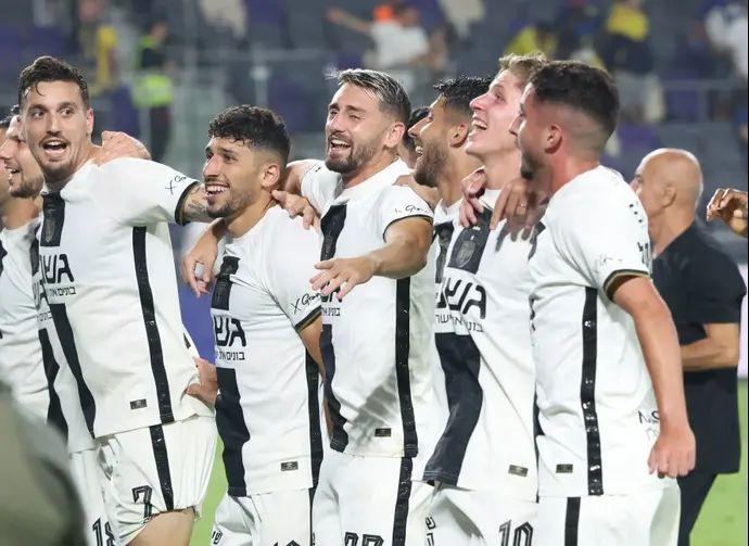 שחקני בית"ר ירושלים חוגגים