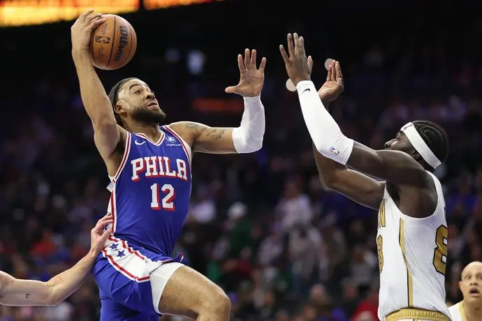 שחקן פילדלפיה סיקסרס, טרנדון ווטפורד, מול שחקן בוסטון סלטיקס, ג'וש מינוט