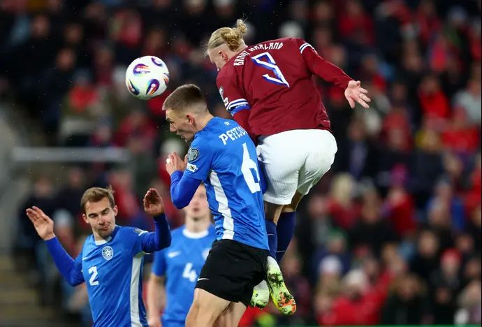 חלוץ נבחרת נורבגיה ארלינג הולאנד כובש