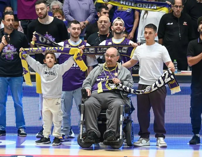 בר קופרשטיין עם משפחתו במשחק של הפועל חולון