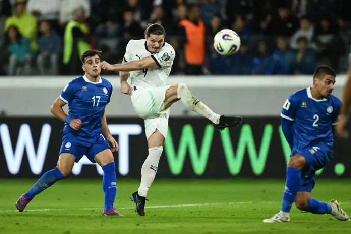 שחקן נבחרת אוסטריה מרסל זאביצר, לפני שחקן נבחרת קפריסין, לויזוס לויזו