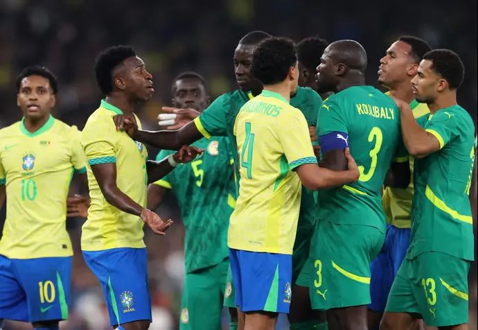 ויניסיוס מתעמת עם קוליבאלי במשחק של נבחרת ברזיל מול סנגל