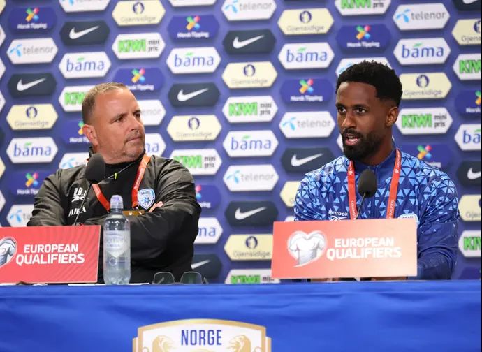 אלי דסה לצד מאמן נבחרת ישראל, רן בן שמעון