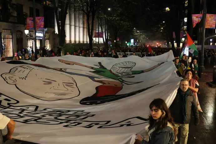 שלט ענק ובו תמונה של חייל פלסטיני משחק כדורגל עם הראש של בנימין נתניהו