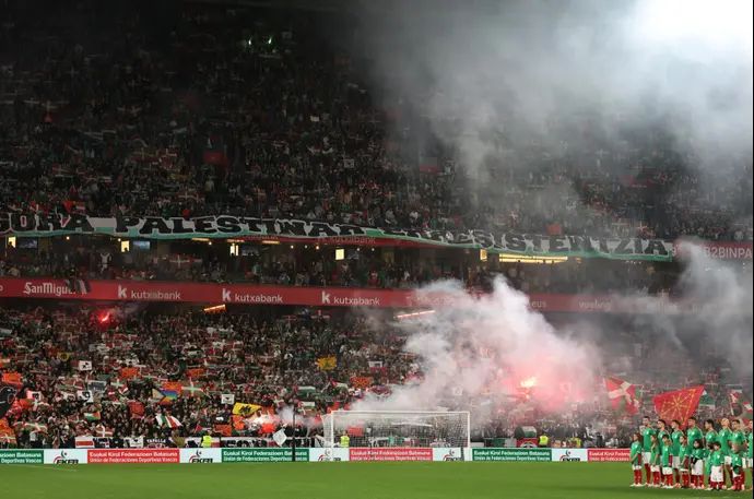 אוהדים במשחק הידידות בין נבחרת חבל הבאסקים לנבחרת פלסטין