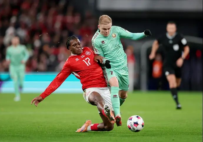 שחקן נבחרת דנמרק, פטריק דורגו, מול שוחקן נבחרת בלארוס, ייבגני מלאשביץ'