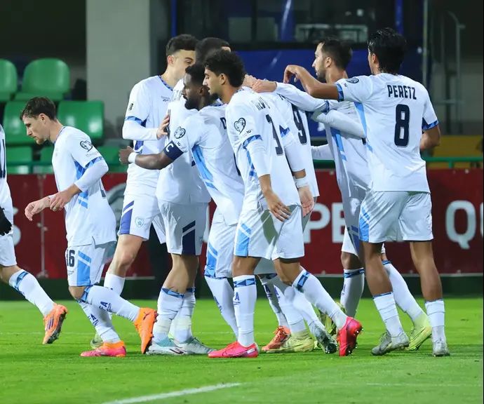 שחקני נבחרת ישראל חוגגים