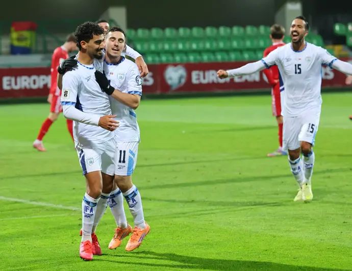 שחקן נבחרת ישראל רוי רביבו חוגג עם אוסקר גלוך